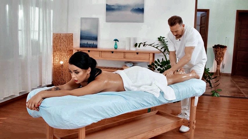 Русская клиентка так сильно возбудилась от массажа что потребовала секса