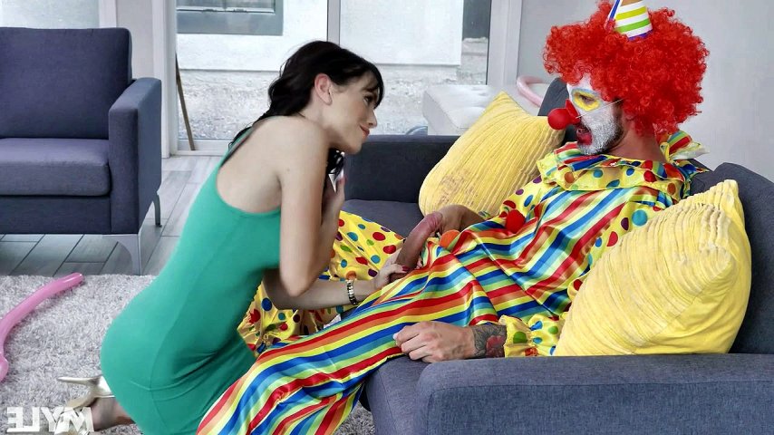 Клоун сексом поздравил с Днем рождения взрослую одинокую милфу