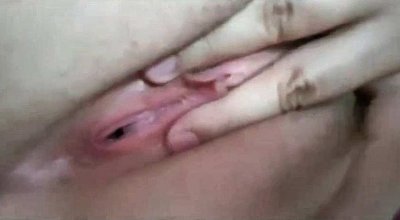 Пухлая пизда молодой толстой девчонки, трет пальцем между половых губ и кончает